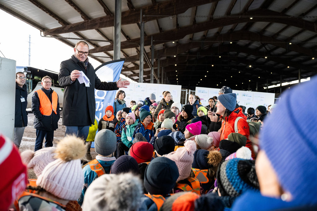 Feierliche Einweihung der neugestalteten E-Lastwagen
