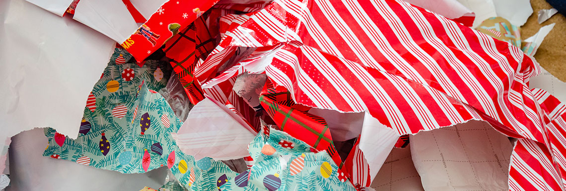 Wie entsorge ich Christbaum und Geschenkpapier?